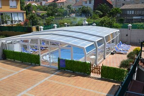 Een binnenzwembad en ligstoelen