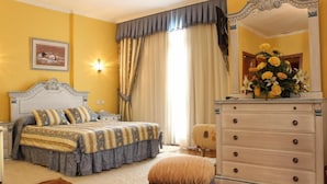 Un dormitorio con cama, cómoda y espejo.