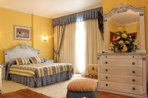 Luxe beddengoed, een bureau, verduisterende gordijnen