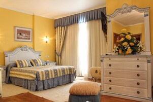 Ropa de cama de alta calidad, escritorio y cortinas blackout 