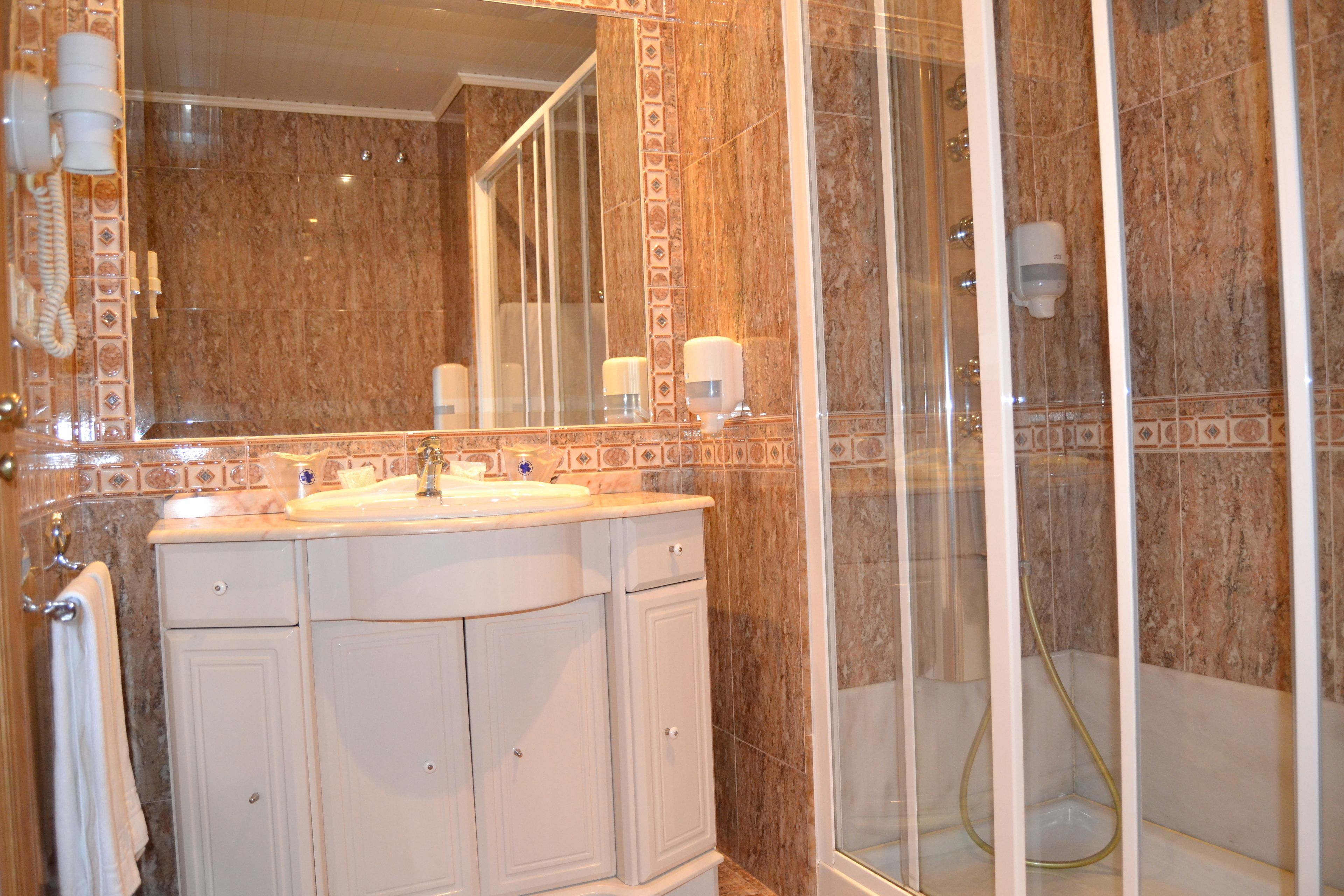 superior room, 1 double bed, terrace | bathroom shower