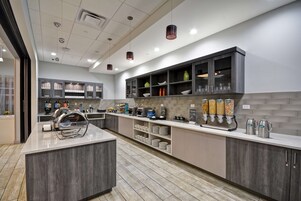 Una cocina moderna con una isla central, armarios empotrados y una encimera amplia.