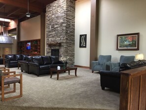 Lobby sitting area - Cascades Mountain Resort, an Ascend Collection Hotel (Hendersonville)