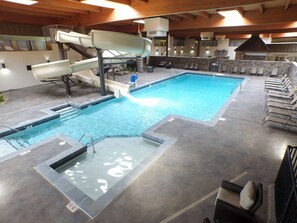 Una piscina cubierta