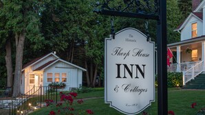 Une enseigne indiquant « The Historic Thorp House Inn & Cottages », et précisant que cet établissement existe depuis 1912.