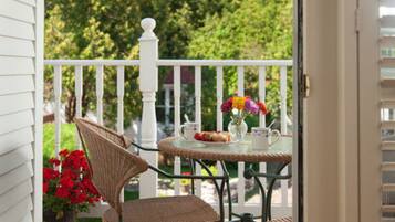 Room, Private Bathroom (Everil- Breakfast Included ) | Individually furnished, iron/ironing board, free WiFi