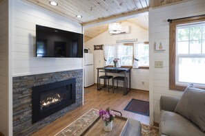 Habitación, baño privado (Finch Cottage -Breakfast Not Included) | Área de sala de estar | Televisión de pantalla plana 
