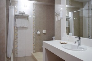 Family Room | Bathroom - Gran Mundo Hotel (Lima)