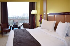 Family Room | In-room safe, desk, bed sheets, wheelchair access - Gran Mundo Hotel (Lima)