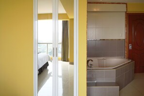 Family Room | In-room safe, desk, bed sheets, wheelchair access - Gran Mundo Hotel (Lima)