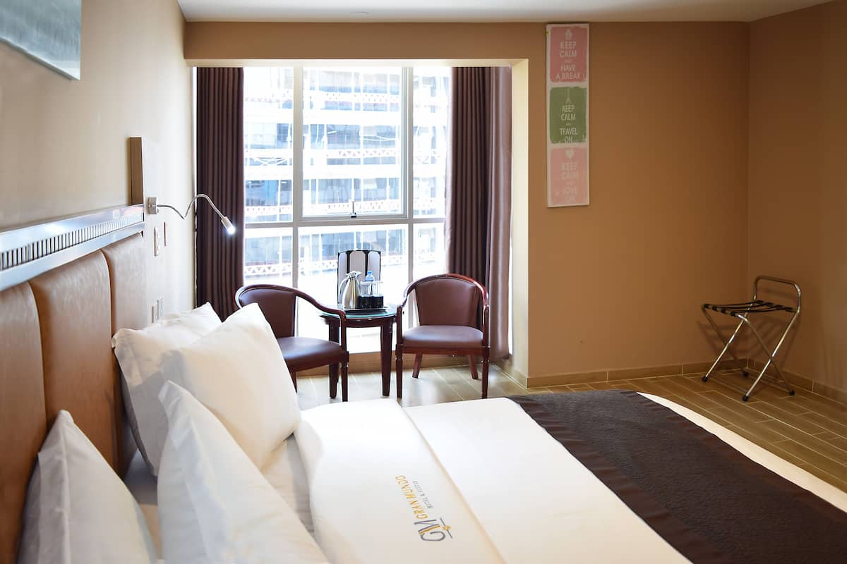 Caja de seguridad en la habitación, escritorio y ropa de cama 