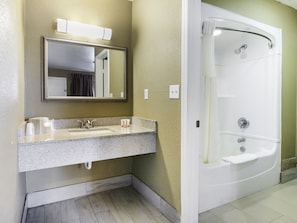 Suite, 1 habitación | Baño | Amenidades de baño gratuitas y toallas