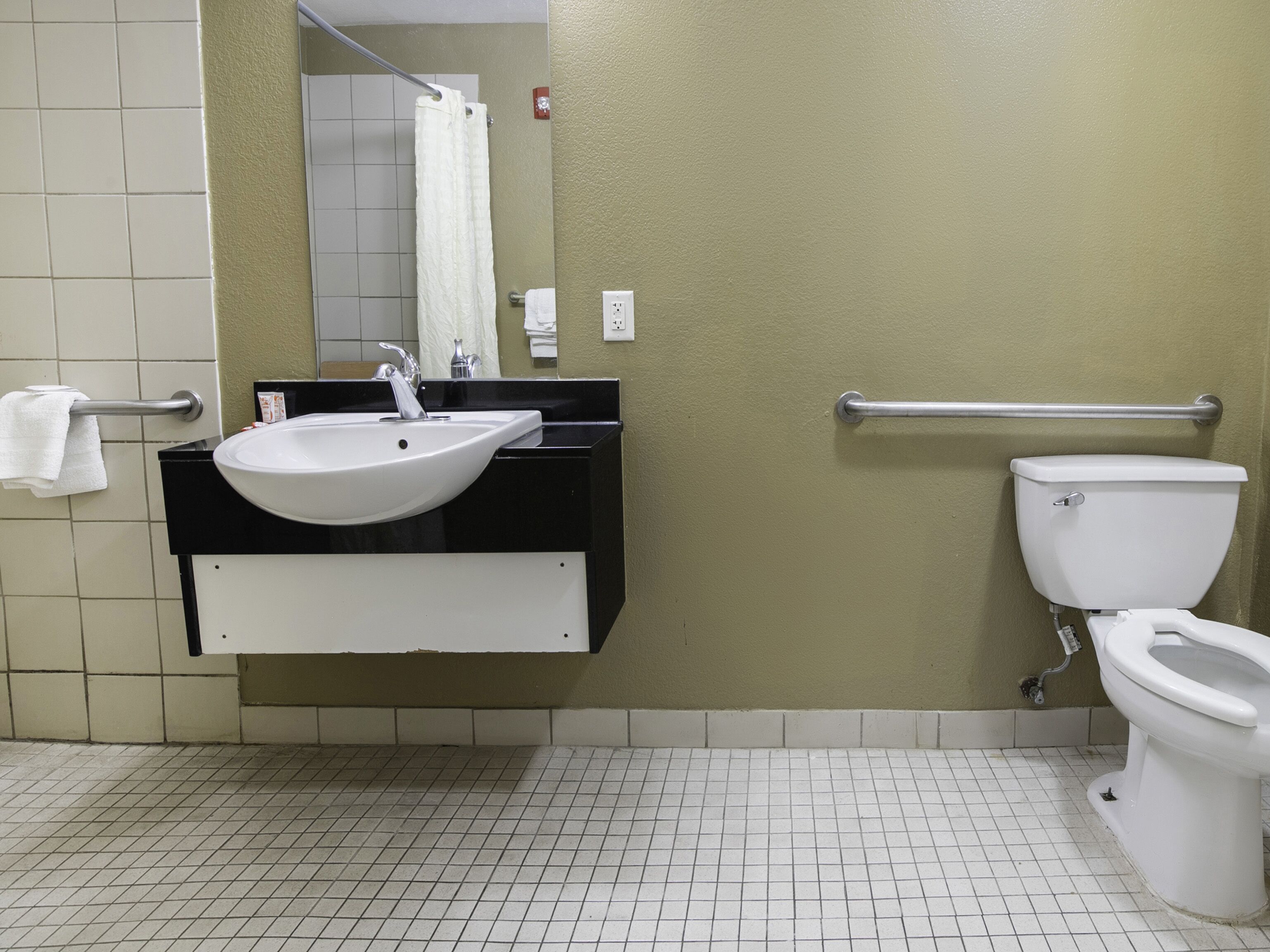 Chambre, 1 très grand lit | Salle de bain | Articles de toilette gratuits, serviettes fournies