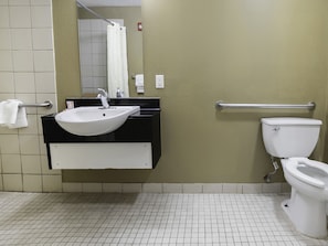 Habitación, 1 cama King size | Baño | Amenidades de baño gratuitas y toallas