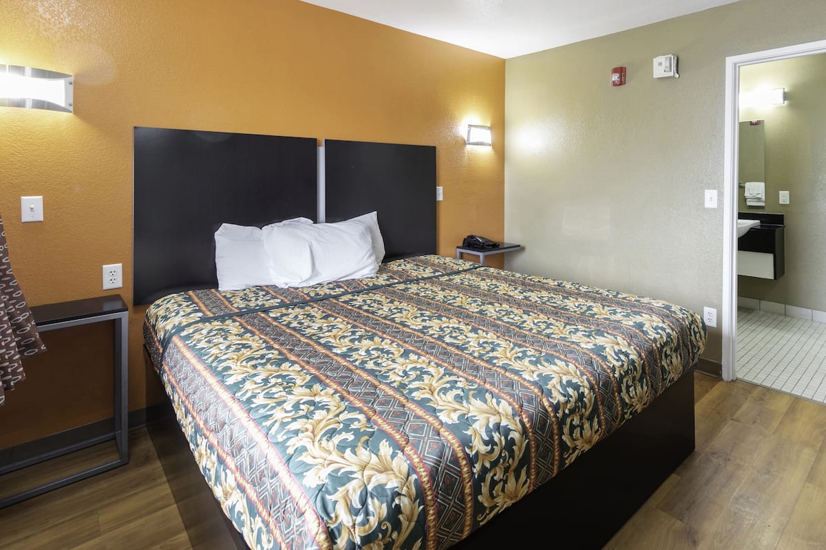 Desk, WiFi, bed sheets