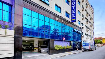 Un hotel amb façana moderna, grans finestres i entrada ben visible.