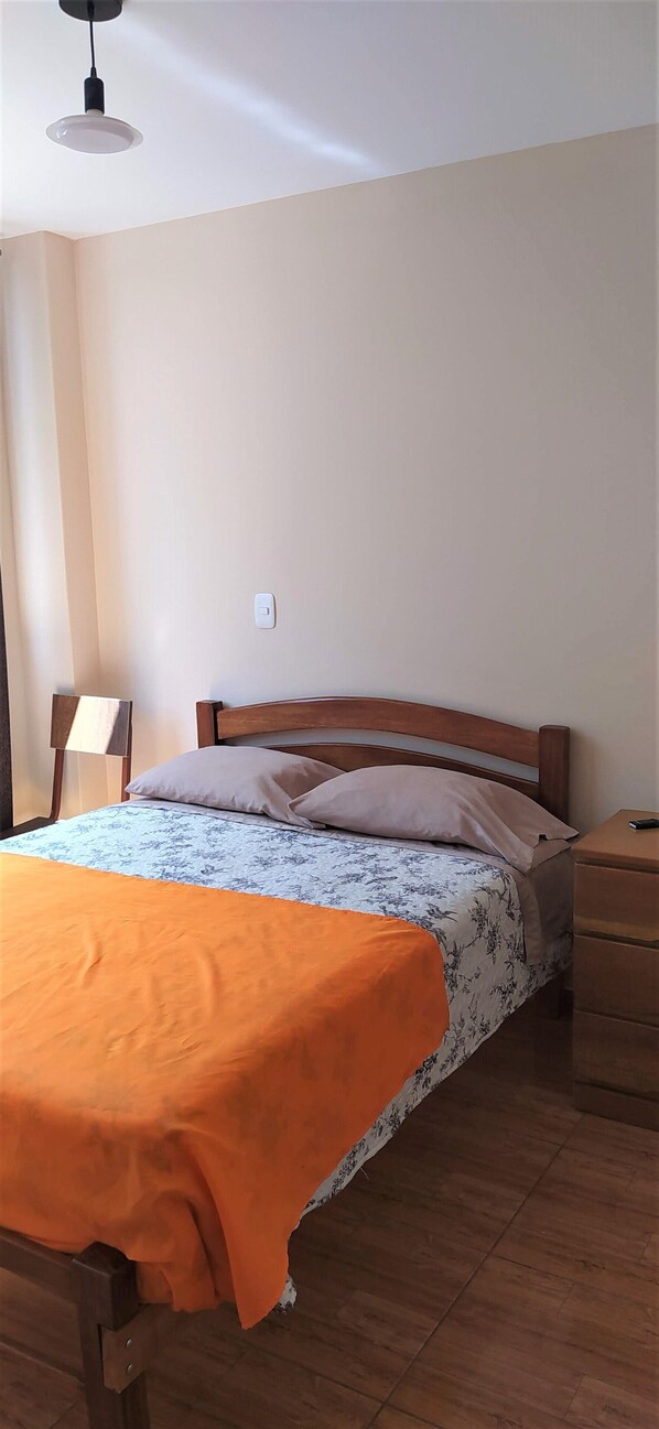 Habitación doble clásica, 1 cama matrimonial | Escritorio, tabla de planchar con plancha y wifi gratis 