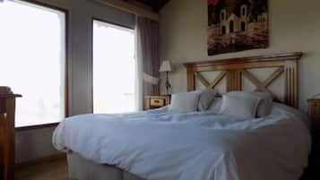 Quarto casal standard | Edredons de pluma, cofres nos quartos, individualmente decorados