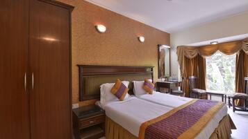 Deluxe Room | Desk, iron/ironing board, rollaway beds, free WiFi