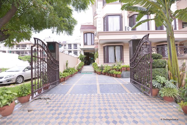 Porch - The Maple Leaf DLF Cyber City (Gurugram)