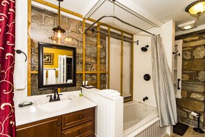 Suite de lujo, 1 cama King size, hidromasaje, vista al jardín | Tina de hidromasaje