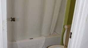 Duschwanne, kostenlose Toilettenartikel, Handtücher