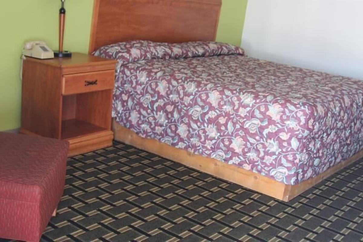Escritorio, tabla de planchar con plancha, wifi gratis y ropa de cama 
