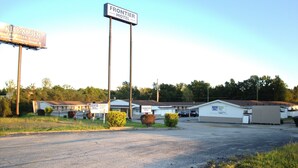 Exterior - Frontier Motel (Kingdom City)