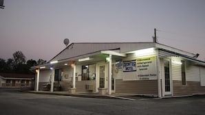 Exterior detail - Frontier Motel (Kingdom City)