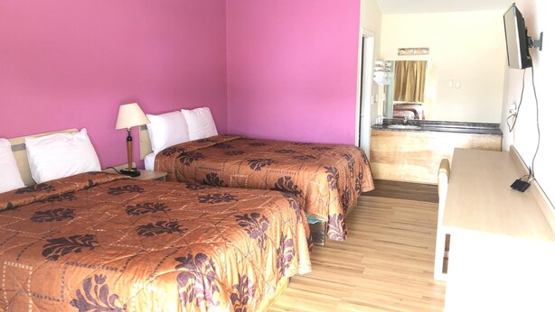 Desk, iron/ironing board, free WiFi, bed sheets - Frontier Motel (Kingdom City)