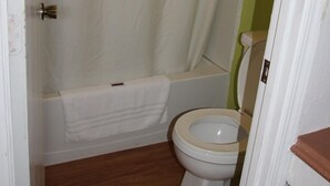 Combined shower/bathtub, free toiletries, towels - Frontier Motel (Kingdom City)
