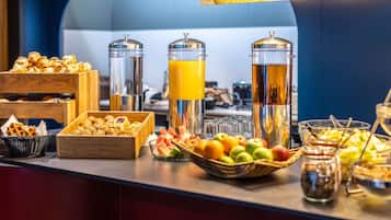 Se ofrece un desayuno bufé (20 GBP por persona)