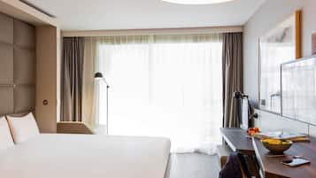 Studio, 1 Double Bed | In-room safe, desk, laptop workspace, blackout drapes