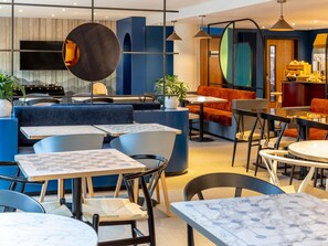 Café da manhã com buffet todos os dias mediante uma taxa