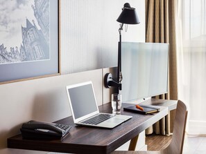 In-room safe, desk, laptop workspace, blackout drapes - Aparthotel Adagio Edinburgh Royal Mile (Edinburgh)