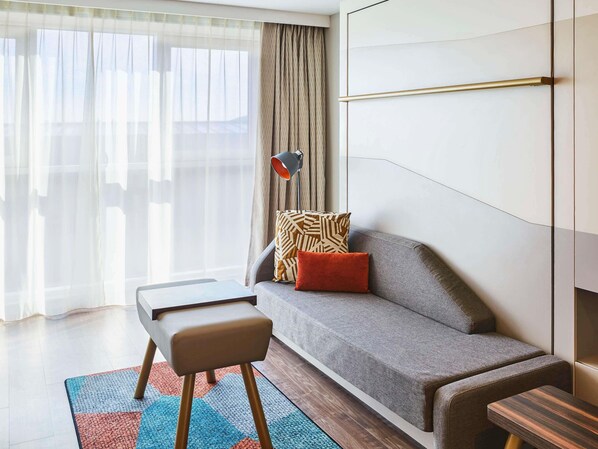 Studio, 1 Double Bed | In-room safe, desk, laptop workspace, blackout curtains