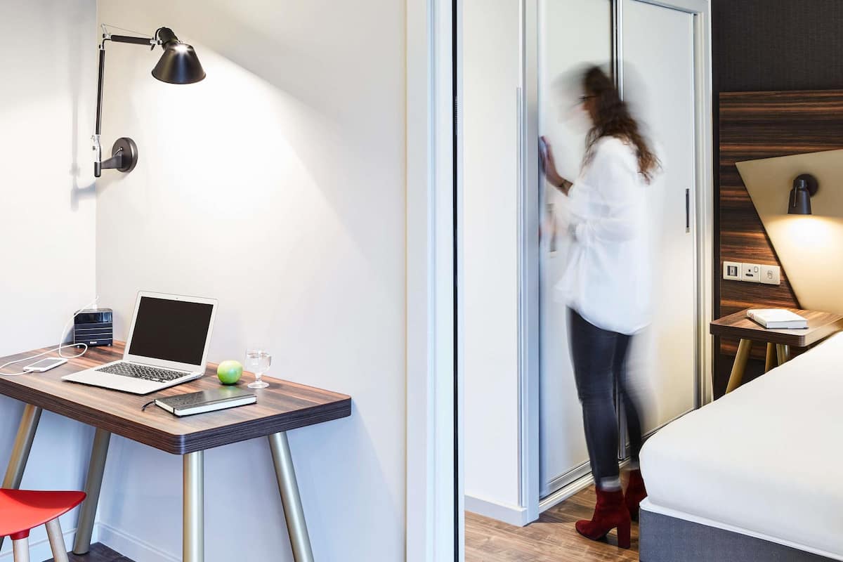 セーフティボックス (室内)、デスク、ノートパソコン用作業スペース、遮光カーテン