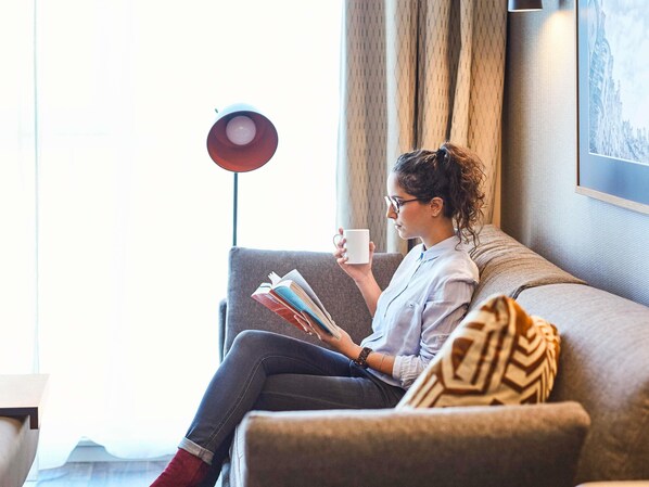 セーフティボックス (室内)、デスク、ノートパソコン用作業スペース、遮光カーテン