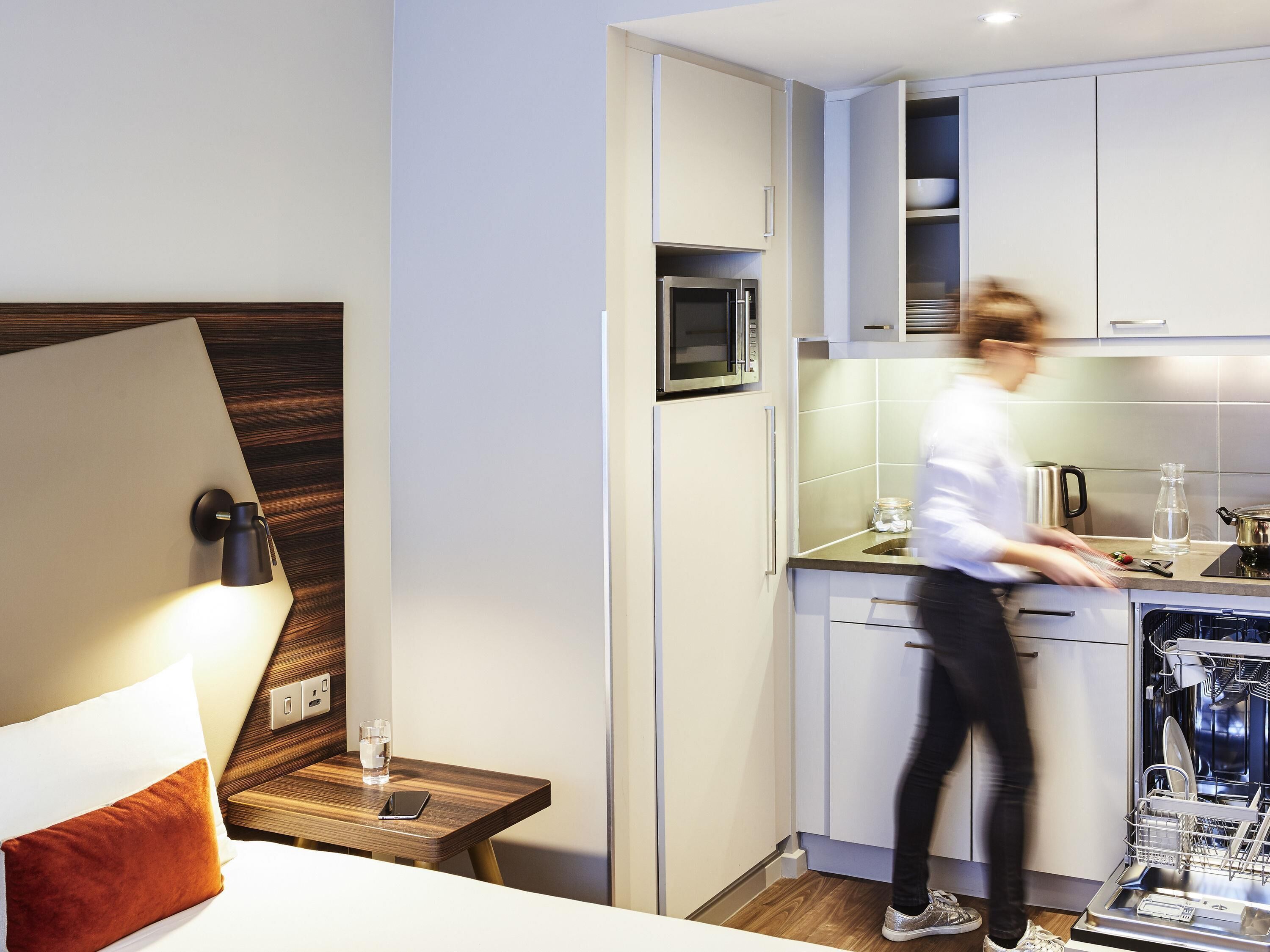 スタジオ シングルベッド 2 台 | セーフティボックス (室内)、デスク、ノートパソコン用作業スペース、遮光カーテン