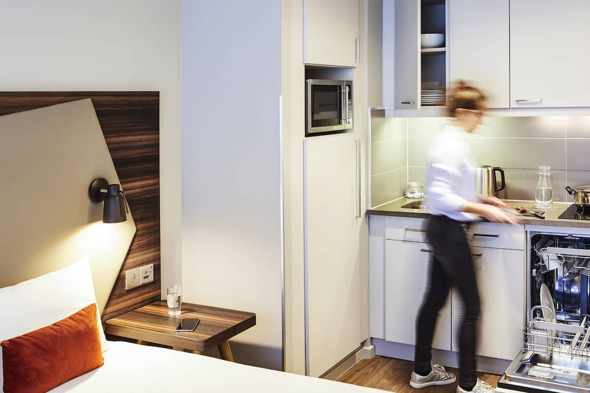 スタジオ シングルベッド 2 台 | セーフティボックス (室内)、デスク、ノートパソコン用作業スペース、遮光カーテン