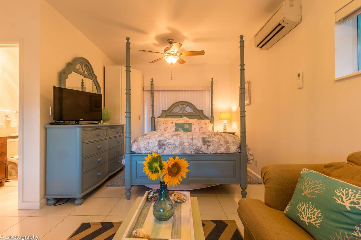 Premier Studio Suite, 1 Bedroom, Patio, Partial Ocean View | Premium bedding, desk, iron/ironing board, WiFi (free)