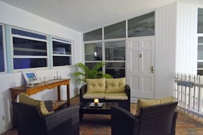 Apartamento luxo, 2 quartos, cozinha | Terraço/pátio