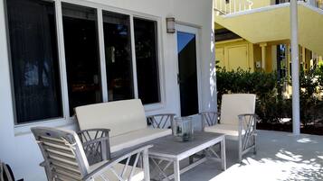 Premier-Studiosuite, 1 Schlafzimmer, Terrasse, eingeschrÀnkter Meerblick | Terrasse/Patio