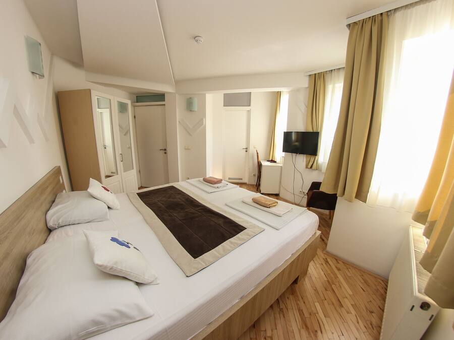 Desk, soundproofing, iron/ironing board, free WiFi