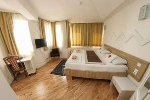 Desk, soundproofing, iron/ironing board, free WiFi - Hotel Hayat (Sarajevo)
