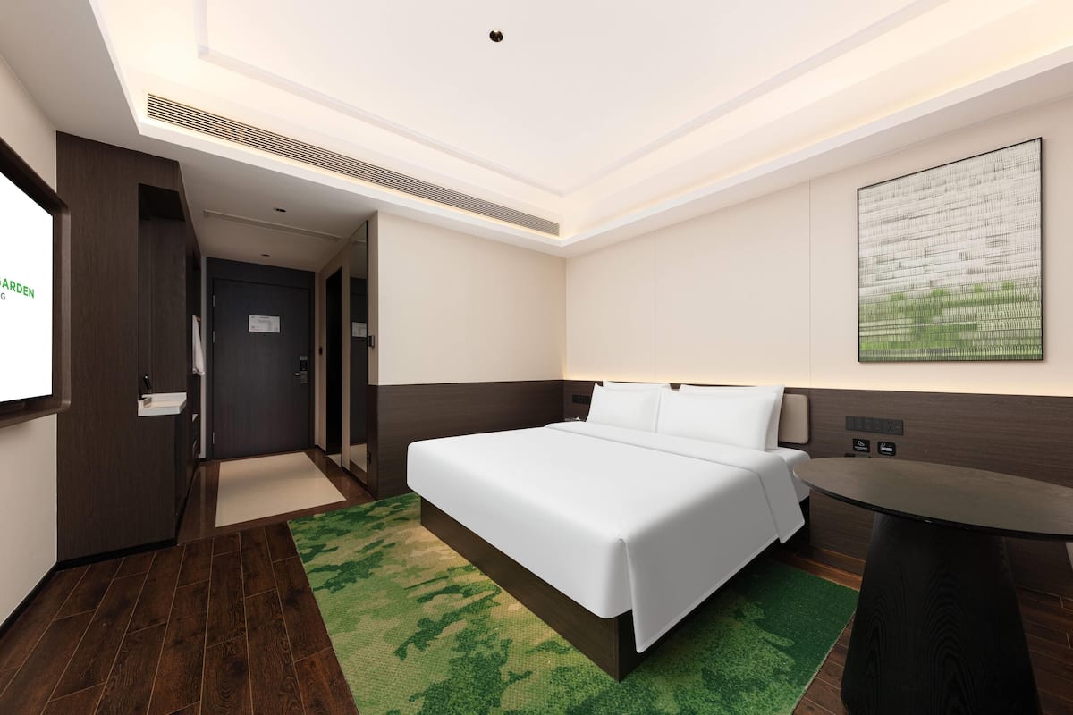 Standard Room, 1 King Bed | Premium bedding, pillowtop beds, minibar, in-room safe