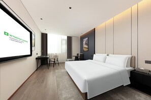 Deluxe Room, 1 King Bed | Premium bedding, pillow-top beds, minibar, in-room safe - Wyndham Garden Shanghai Pudong (Shanghai)