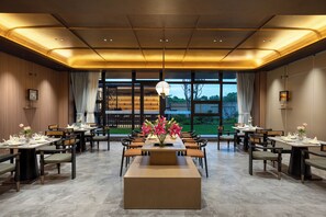 2 restaurantes; se sirve desayuno, almuerzo y cena; cocina regional