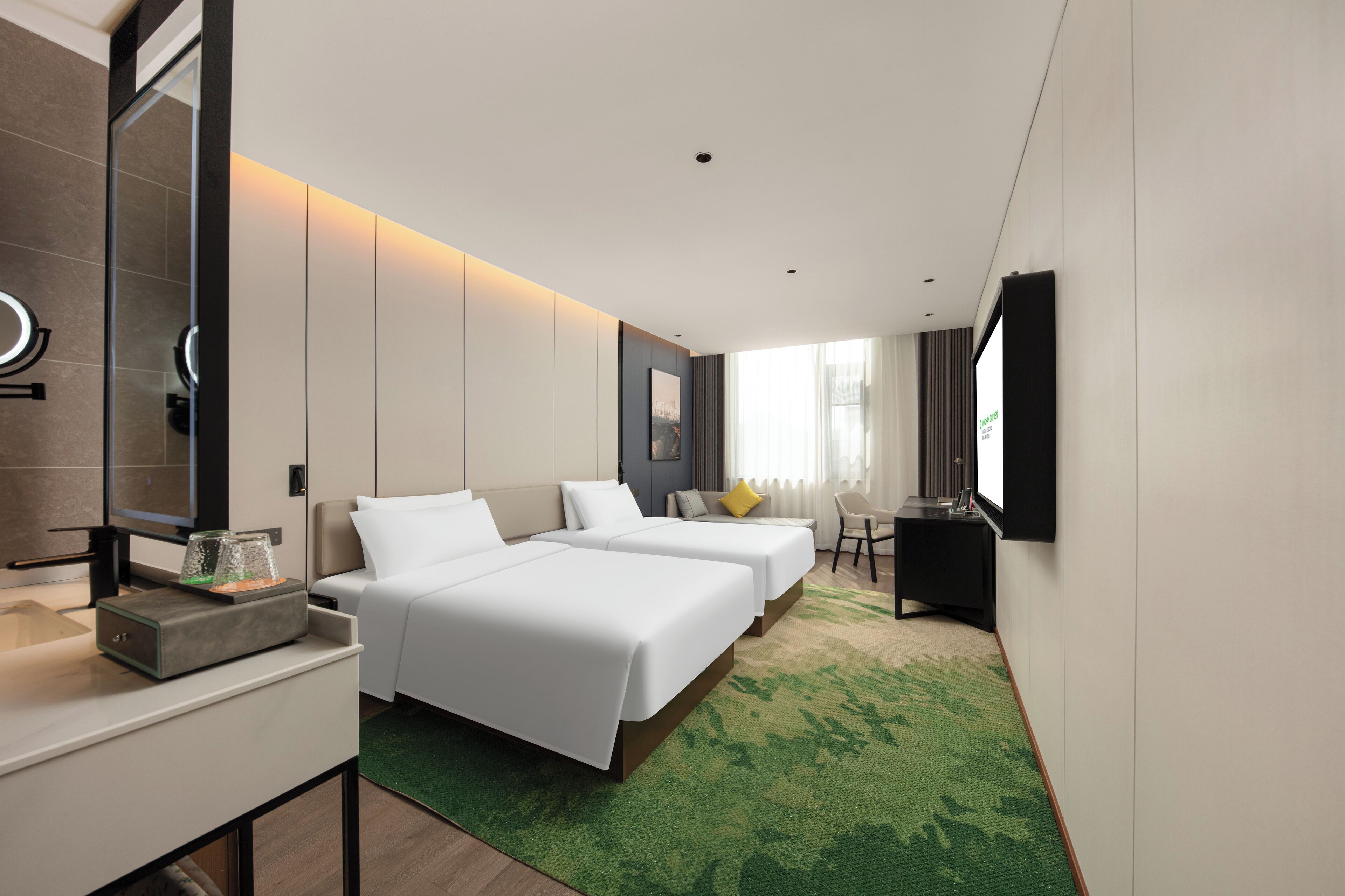 Una habitación de hotel moderna con dos camas, un escritorio, una silla y un ventanal amplio.