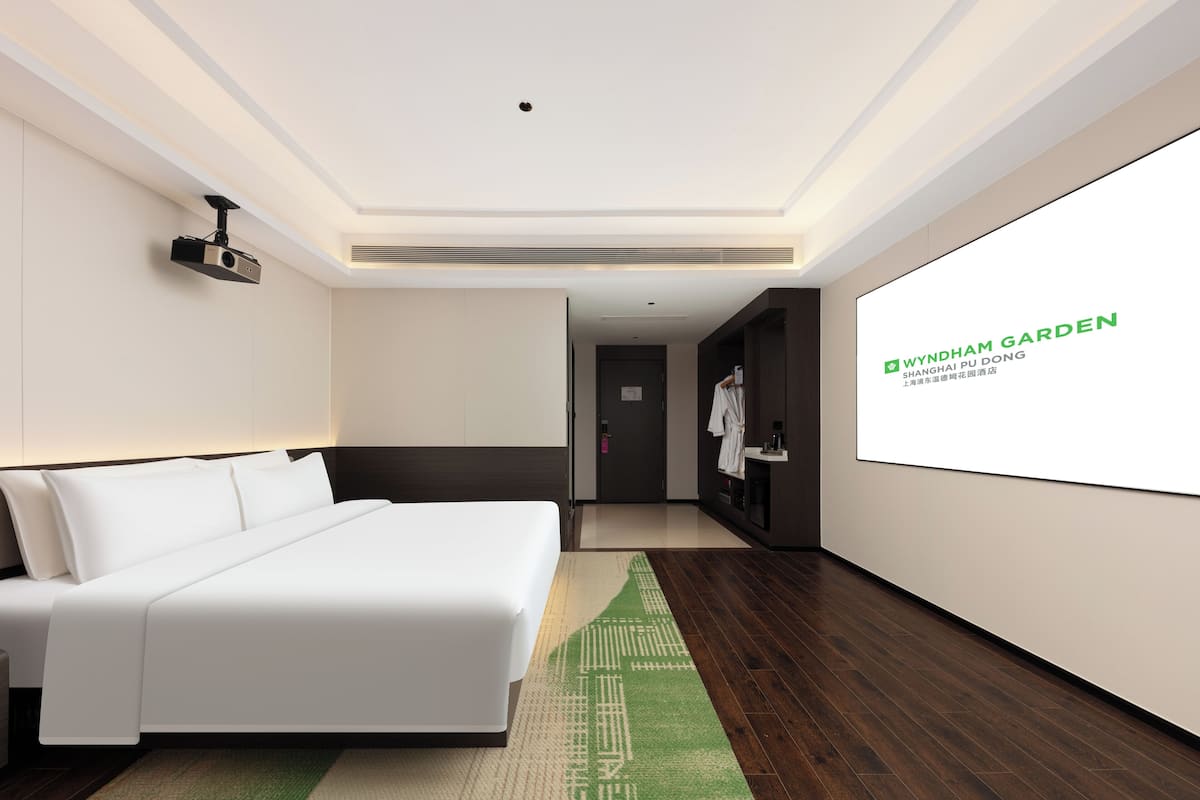 Premium bedding, pillow-top beds, minibar, in-room safe